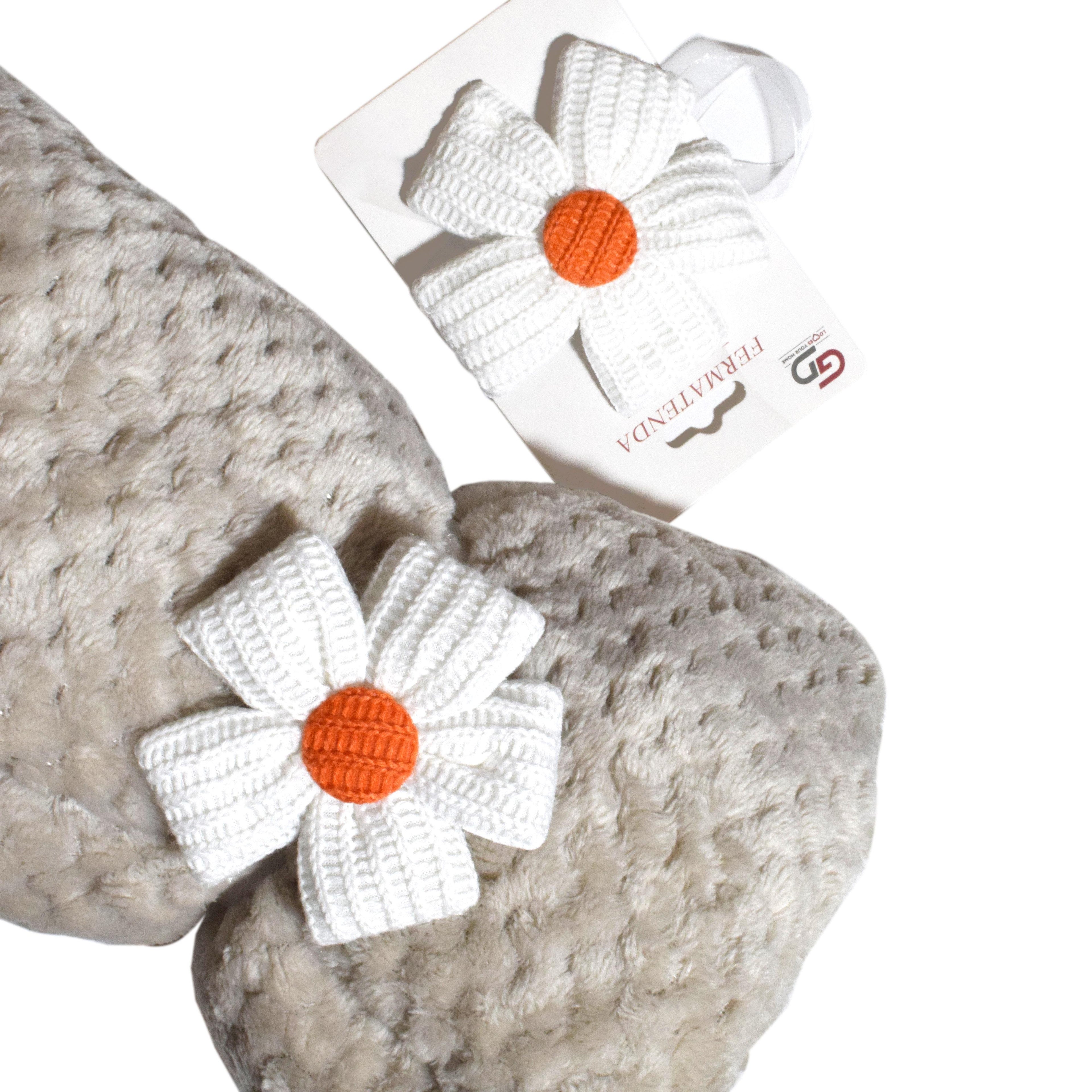 Fermatenda Magnetico Fiore Margherita Bianca con Pistillo Arancione, Tessuto Morbido Ø8,5 cm – Accessorio Decorativo per Tende e Plaid – Set da 2 Pezzi