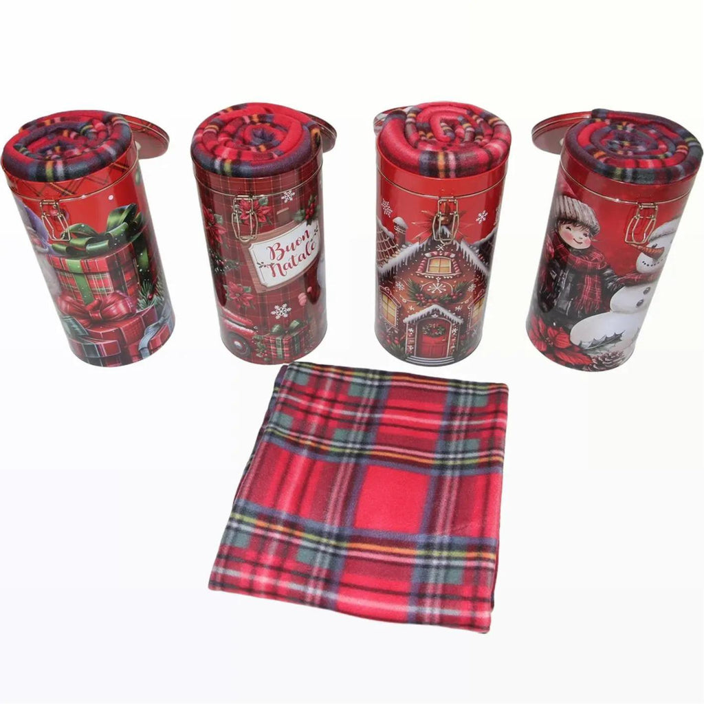 GD LOVES XMAS Set Regalo Natalizio con Plaid in Pile Morbido e Caldo e Latta Decorata – 4 Fantasie Esclusive – Idea Regalo Calda e Riutilizzabile per Natale e Pronta per le Feste