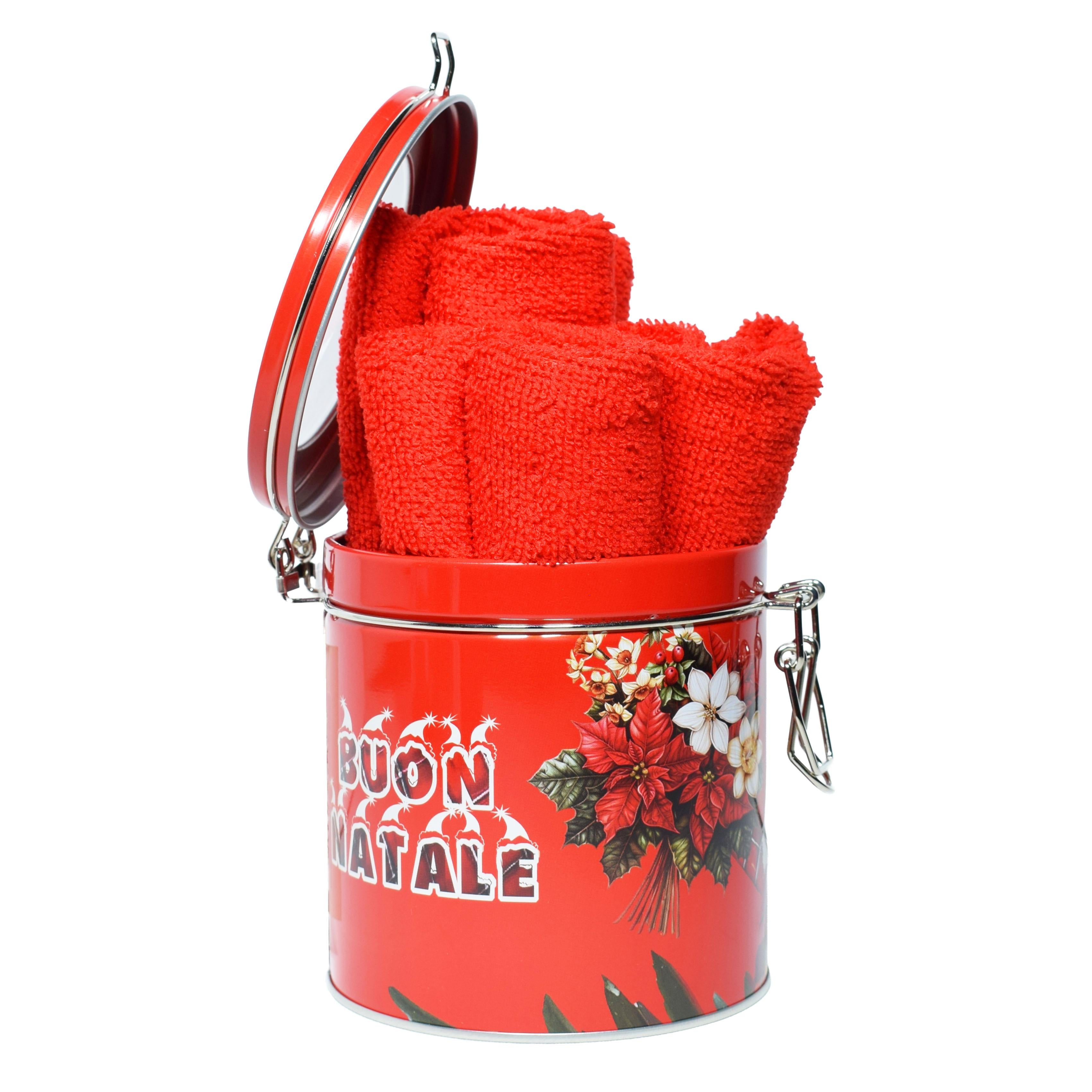 GD LOVES XMAS Mini Set Regalo Natalizio Ø11×12 cm con 4 Tovagliette in Microfibra – Scatola di Latta Decorata (4 Fantasie) – Idea Regalo Pronta e Riutilizzabile per Natale