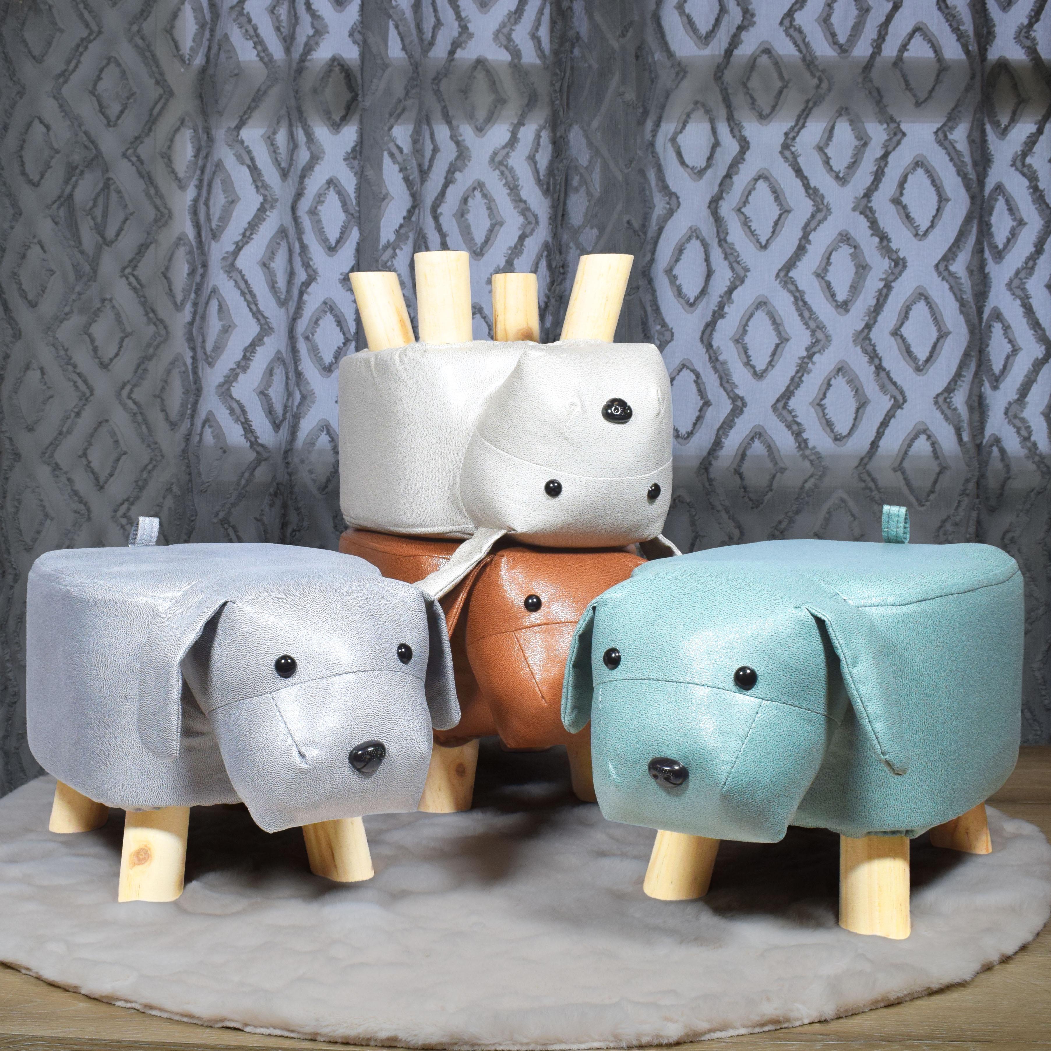 GD LOVES YOUR HOME Pouf Cagnolino H25 cm con gambe in legno | Sgabello animaletto imbottito, ideale come poggiapiedi e decoro per cameretta o salotto – 40 × 25 × H25 cm – 4 colori: Caffè, Grigio Chiaro, Bianco panna, Blu petrolio