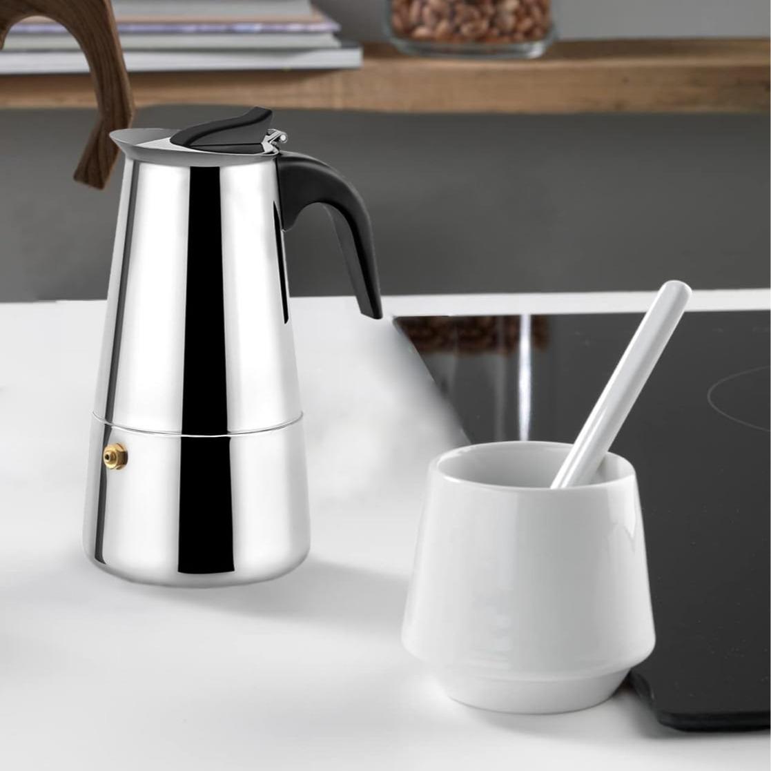 GD LOVES YOUR HOME Caffettiera Moka in Acciaio Inox per Piano Cottura (Induzione/Gas) – 2/4/6 Tazze – Valvola di sicurezza e manico antiscottatura – Finitura acciaio lucido