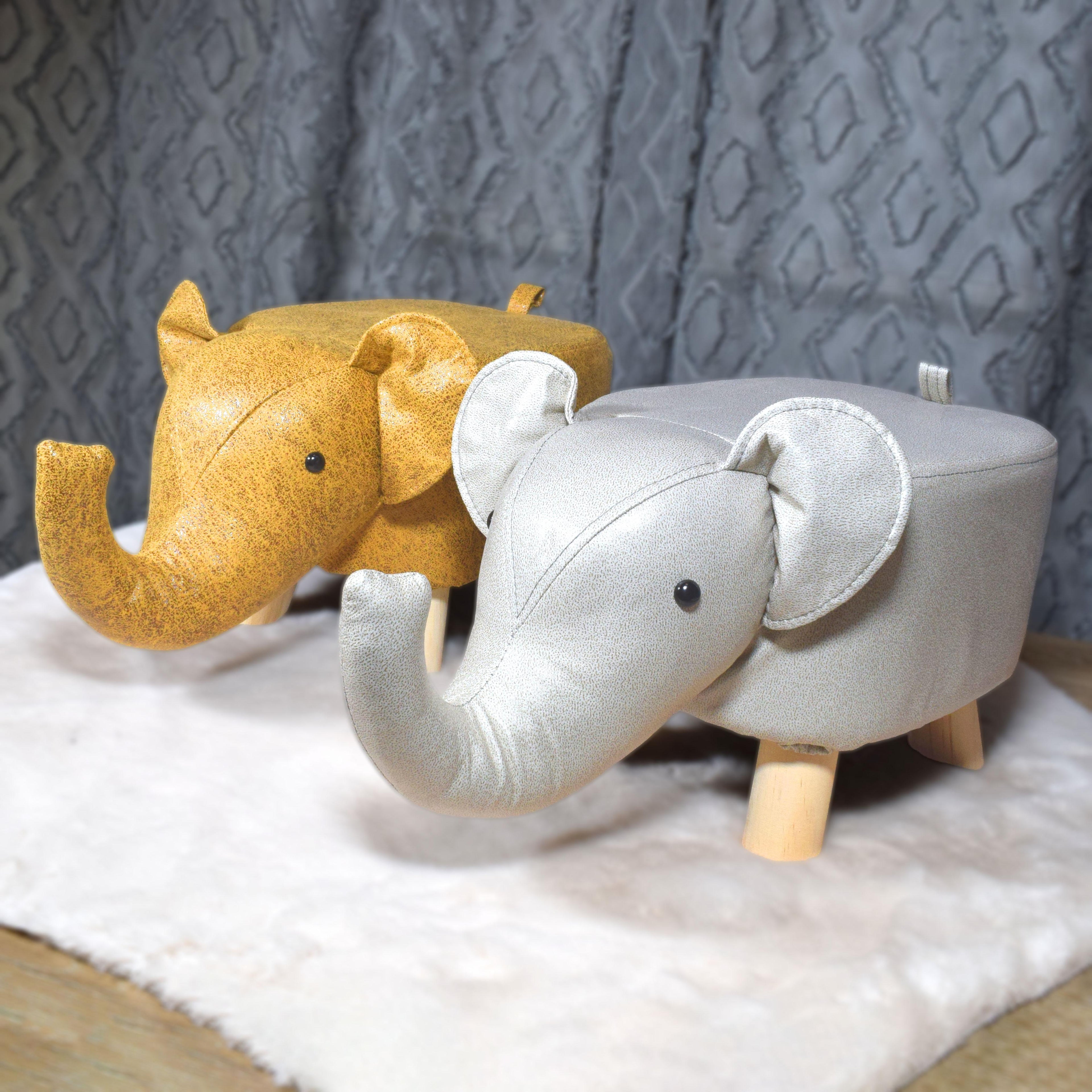 GD LOVES YOUR HOME Pouf Elefante H25 cm con gambe in legno | Sgabello animaletto imbottito, ideale come poggiapiedi e decoro per cameretta o salotto – 52 × 23 × H25 cm – 4 colori: Giallo, Grigio Basalto, Grigio Chiaro, Bianco panna