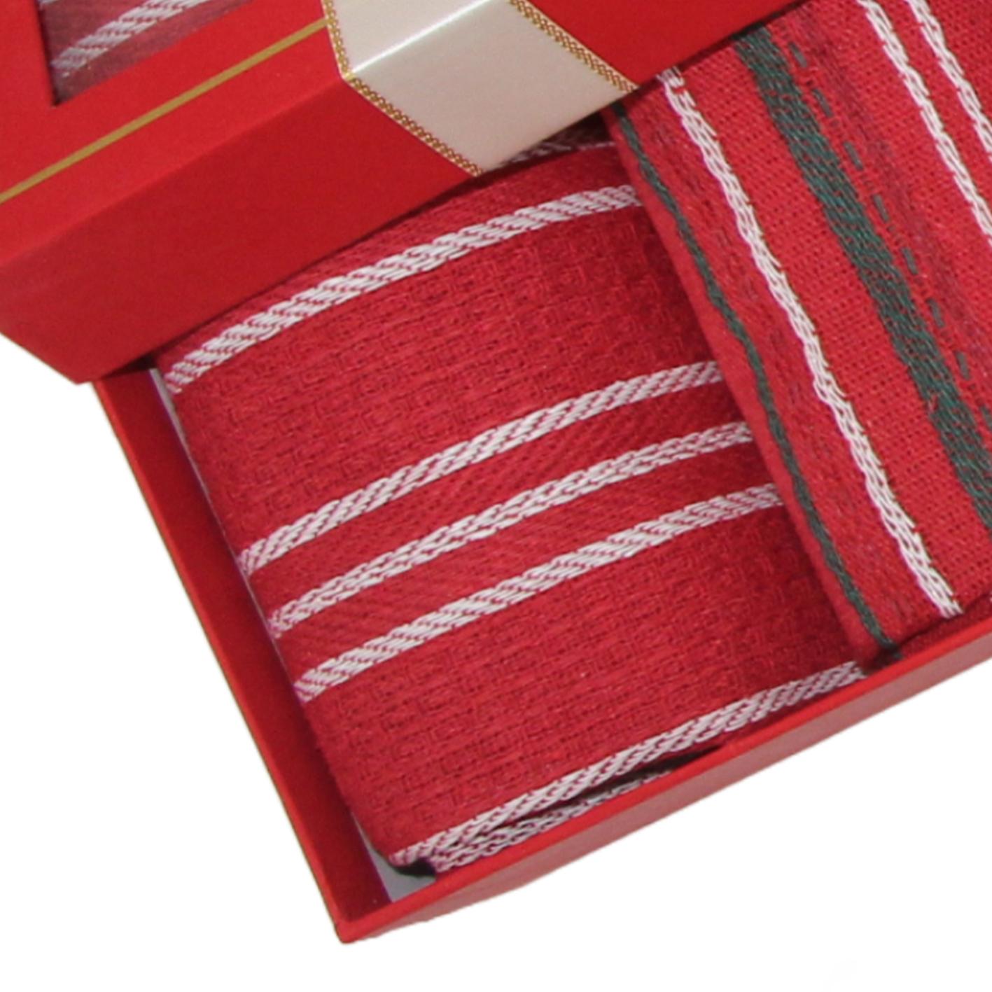 GD LOVES XMAS Set Regalo Natalizio in Scatola con Fiocco Tovaglietta 40*60CM in cotone Elegante per Tavola di Natale – 4 Varianti Buone Feste / Merry Christmas / Happy Christmas – Idea Regalo Pronta