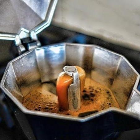 GD LOVES YOUR HOME Caffettiera Moka in Alluminio Effetto Granito (Puntinato) – 1/2/3/6 Tazze per Espresso – Valvola di Sicurezza e Manico Antiscottatura – 3 Colori: Nero / Rosso / Grigio