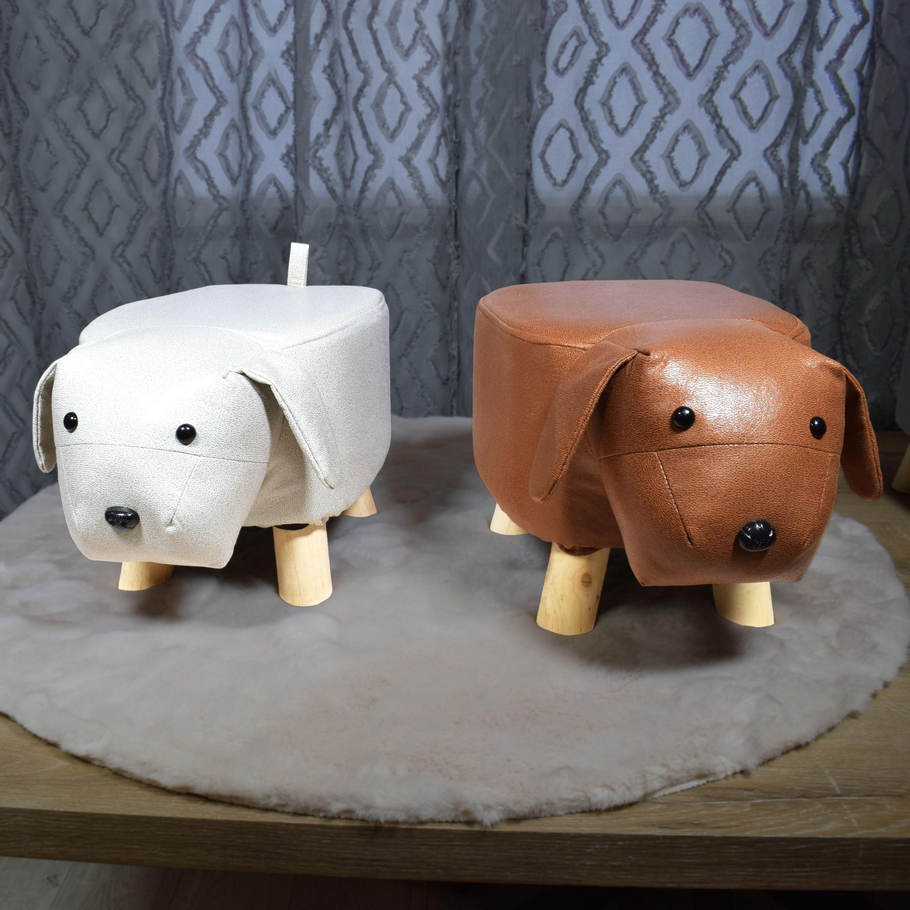 GD LOVES YOUR HOME Pouf Cagnolino H25 cm con gambe in legno | Sgabello animaletto imbottito, ideale come poggiapiedi e decoro per cameretta o salotto – 40 × 25 × H25 cm – 4 colori: Caffè, Grigio Chiaro, Bianco panna, Blu petrolio