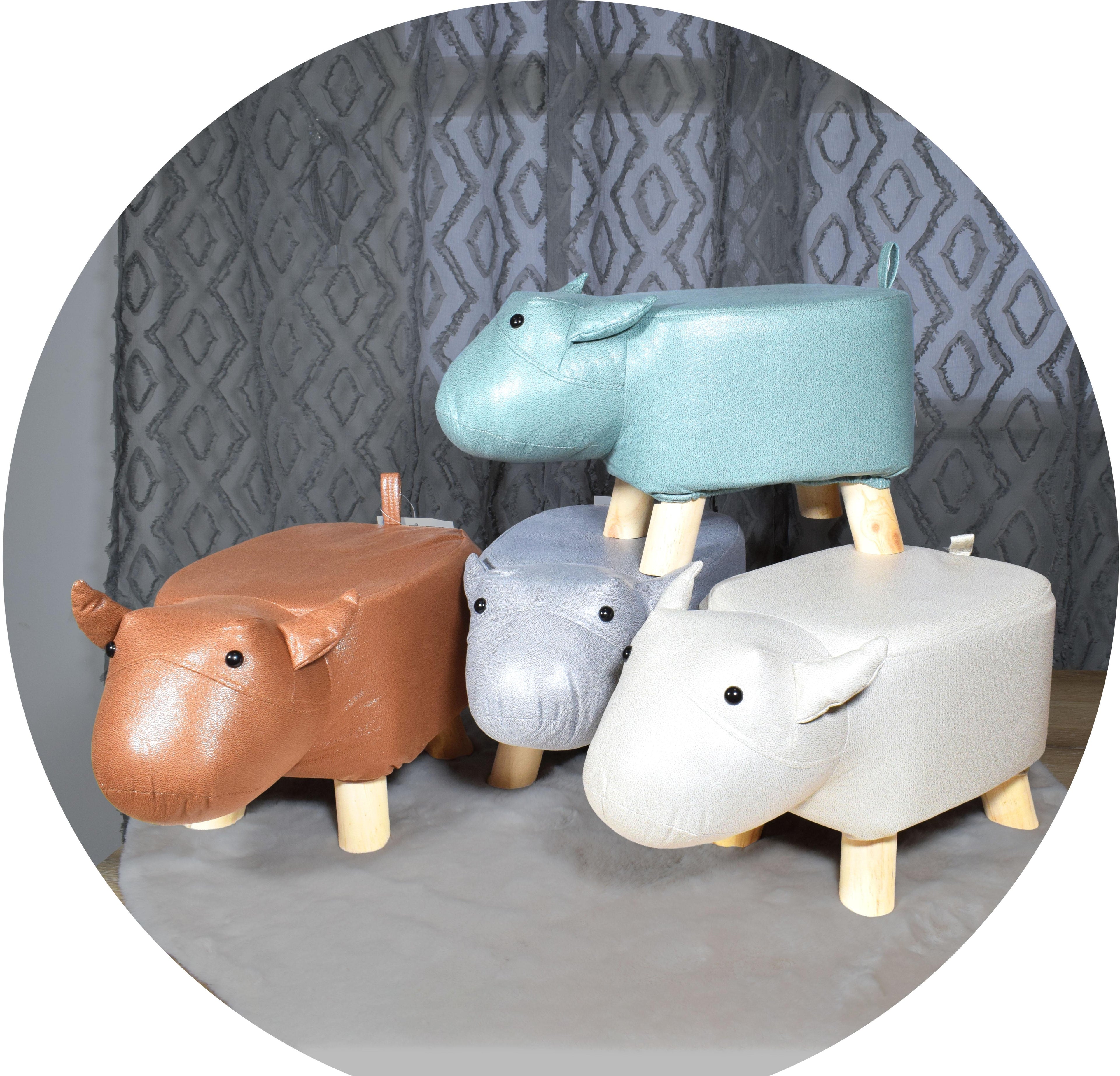 GD LOVES YOUR HOME Pouf Ippopotamo H25 cm con gambe in legno | Sgabello animaletto imbottito, ideale come poggiapiedi e decoro per cameretta o salotto – 42 × 24 × H25 cm – 4 colori: Caffè, Grigio Chiaro, Bianco panna, Blu petrolio
