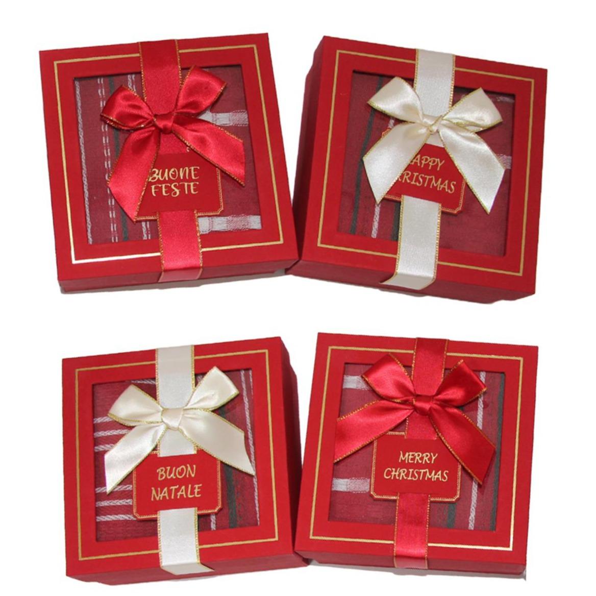 GD LOVES XMAS Set Regalo Natalizio in Scatola con Fiocco Tovaglietta 40*60CM in cotone Elegante per Tavola di Natale – 4 Varianti Buone Feste / Merry Christmas / Happy Christmas – Idea Regalo Pronta