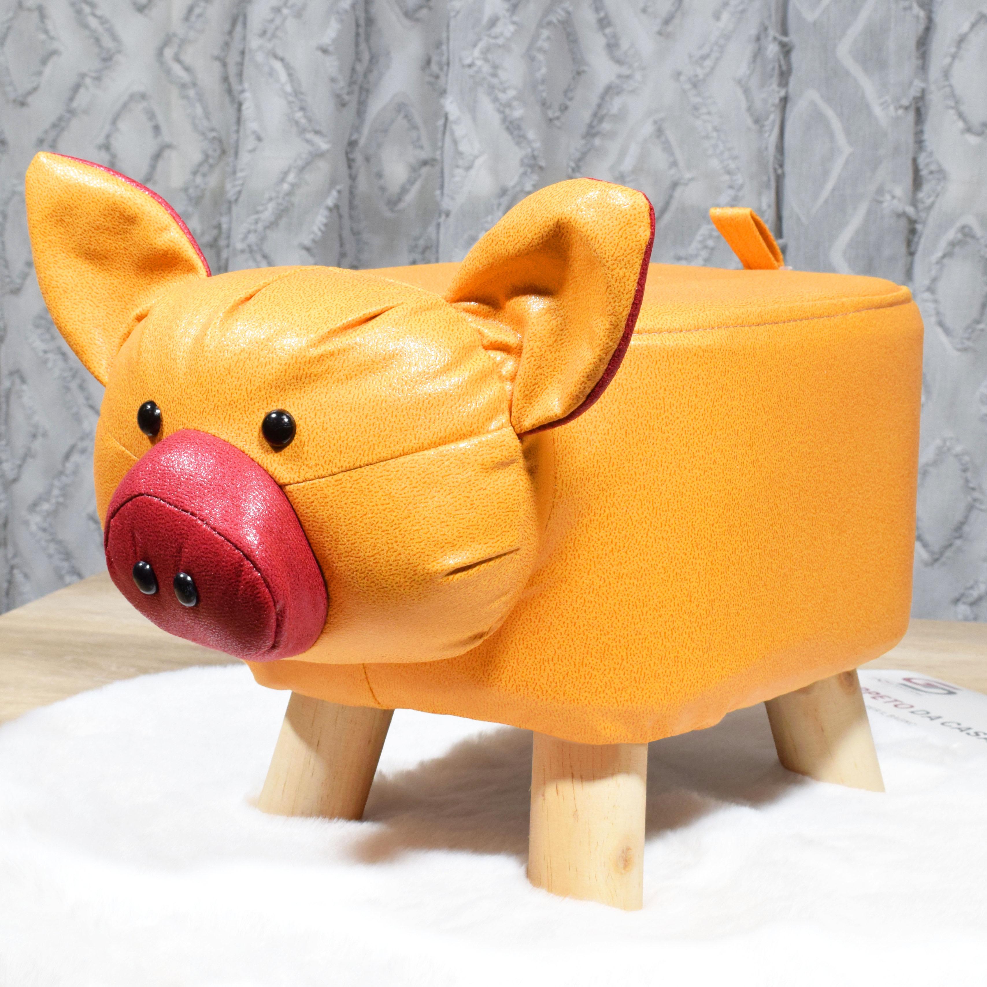 GD LOVES YOUR HOME Pouf Maialino H25 cm con gambe in legno | Sgabello animaletto imbottito, ideale come poggiapiedi e decoro per cameretta o salotto – 39 × 23 × 25 cm – 3 colori: Beige, Grigio, Giallo