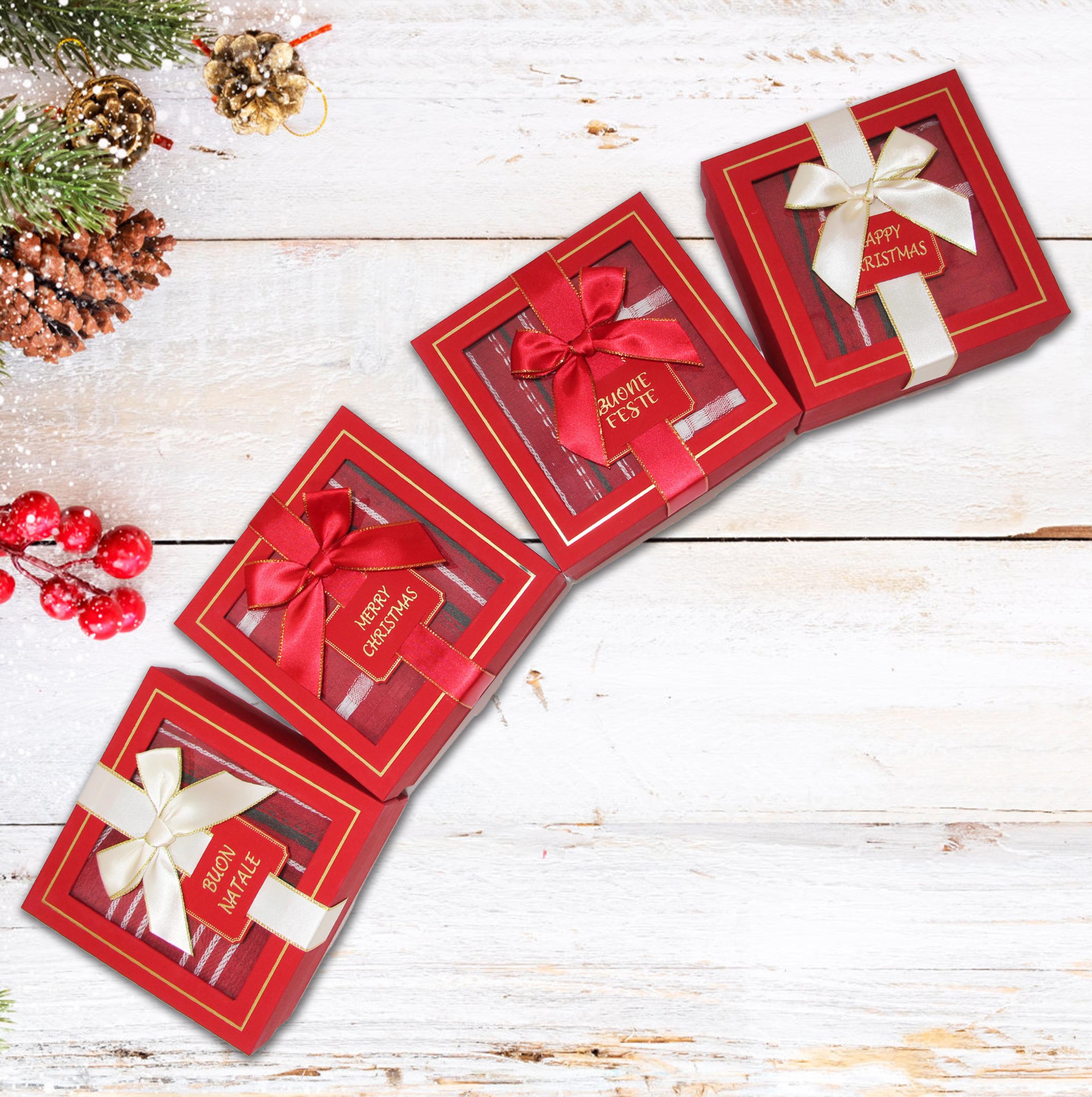 GD LOVES XMAS Set Regalo Natalizio in Scatola con Fiocco Tovaglietta 40*60CM in cotone Elegante per Tavola di Natale – 4 Varianti Buone Feste / Merry Christmas / Happy Christmas – Idea Regalo Pronta