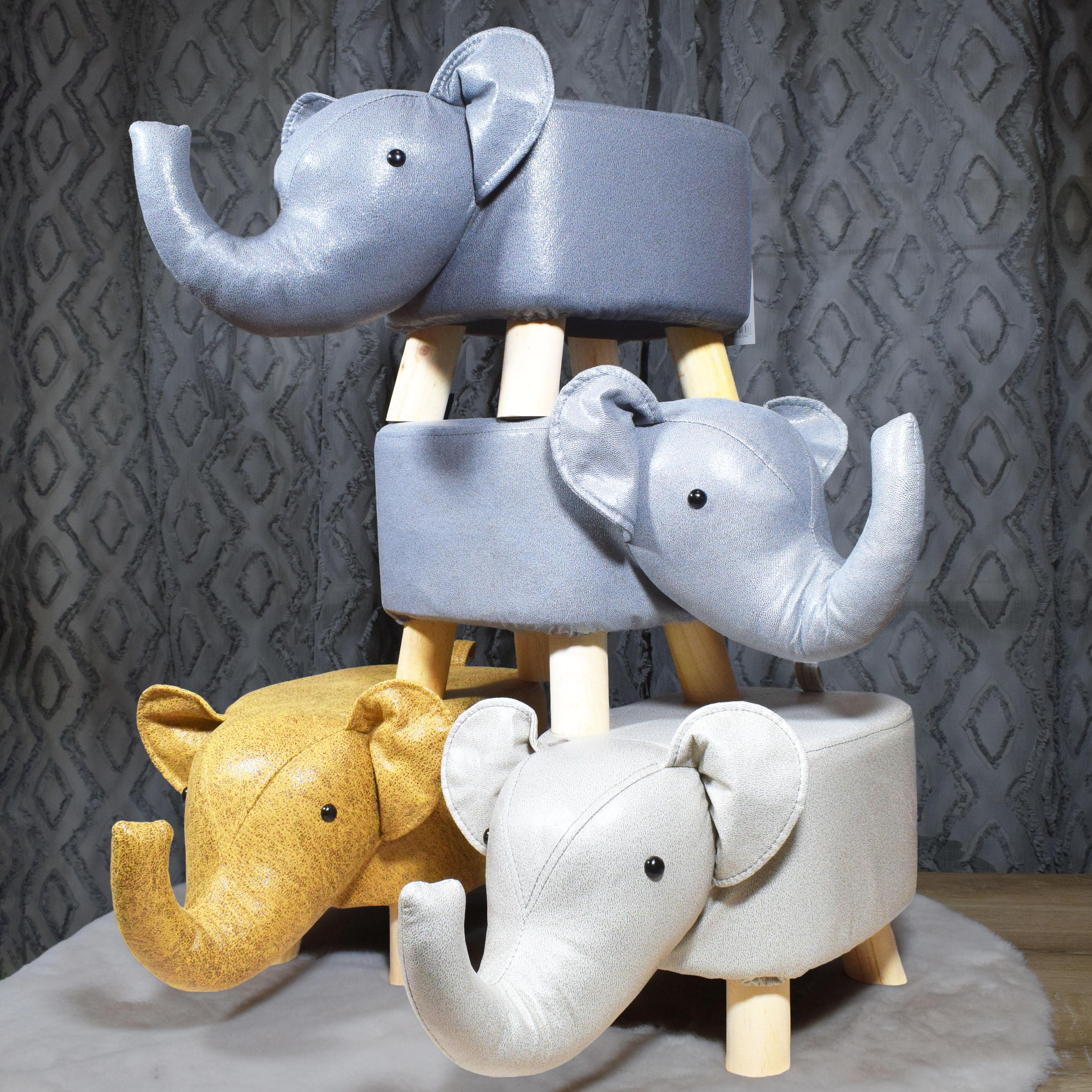 GD LOVES YOUR HOME Pouf Elefante H25 cm con gambe in legno | Sgabello animaletto imbottito, ideale come poggiapiedi e decoro per cameretta o salotto – 52 × 23 × H25 cm – 4 colori: Giallo, Grigio Basalto, Grigio Chiaro, Bianco panna