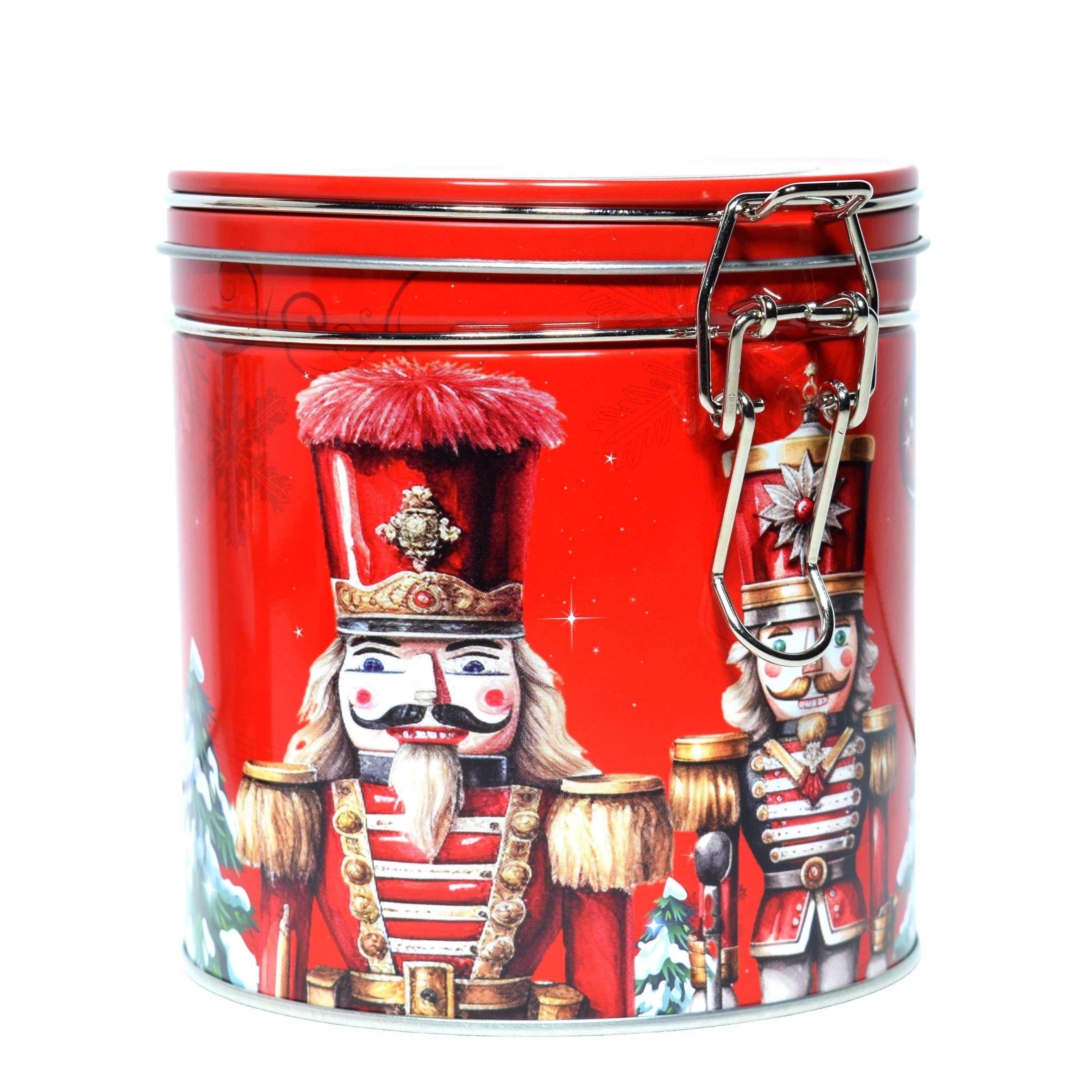 GD LOVES XMAS Mini Set Regalo Natalizio Ø11×12 cm con 4 Tovagliette in Microfibra – Scatola di Latta Decorata (4 Fantasie) – Idea Regalo Pronta e Riutilizzabile per Natale