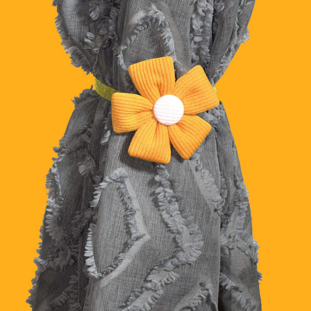 Fermatenda Magnetico a Fiore Giallo – Tessuto Morbido Ø8,5 cm – Accessorio Decorativo per Tende e Plaid - Set da 2 Pezzi