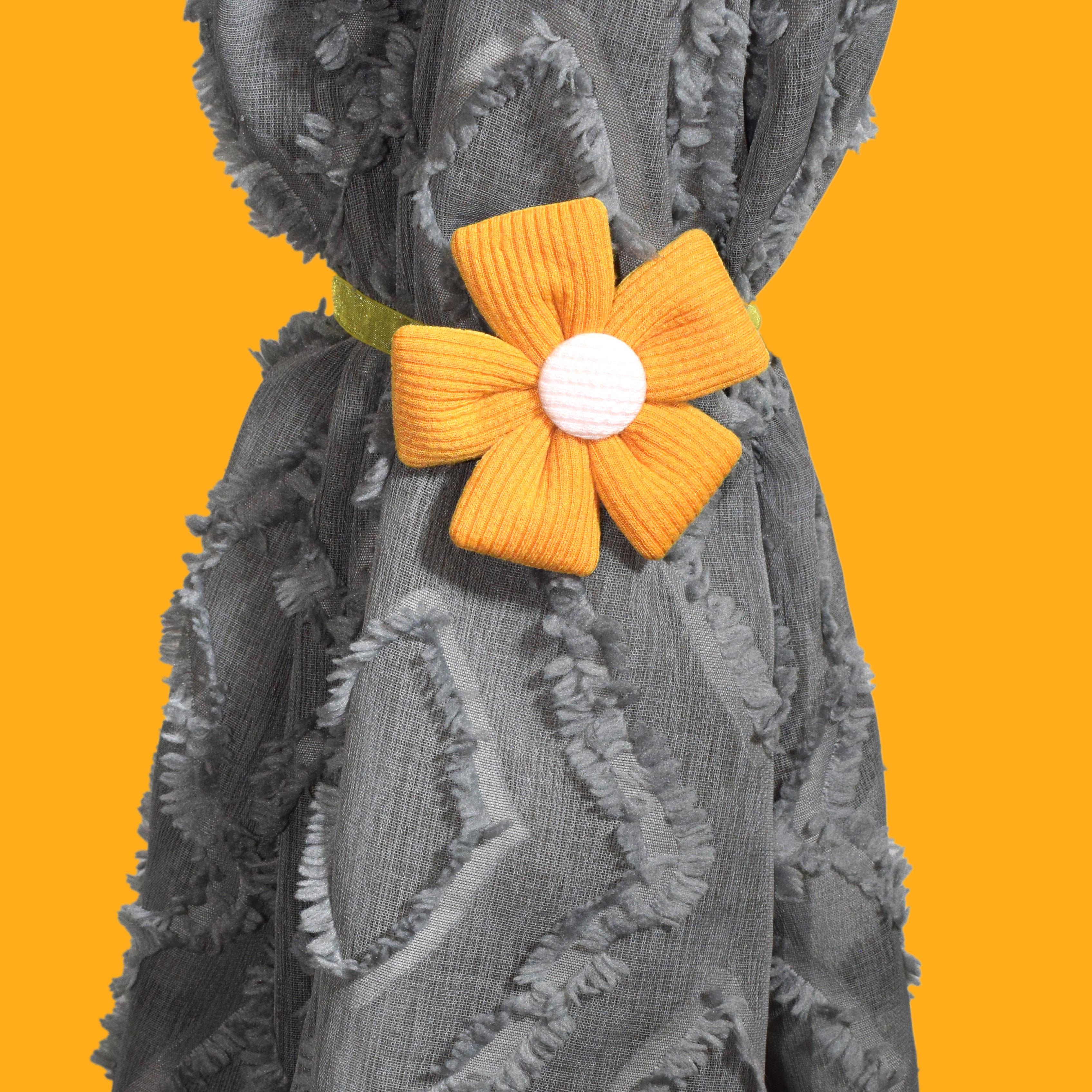 Fermatenda Magnetico a Fiore Giallo – Tessuto Morbido Ø8,5 cm – Accessorio Decorativo per Tende e Plaid - Set da 2 Pezzi