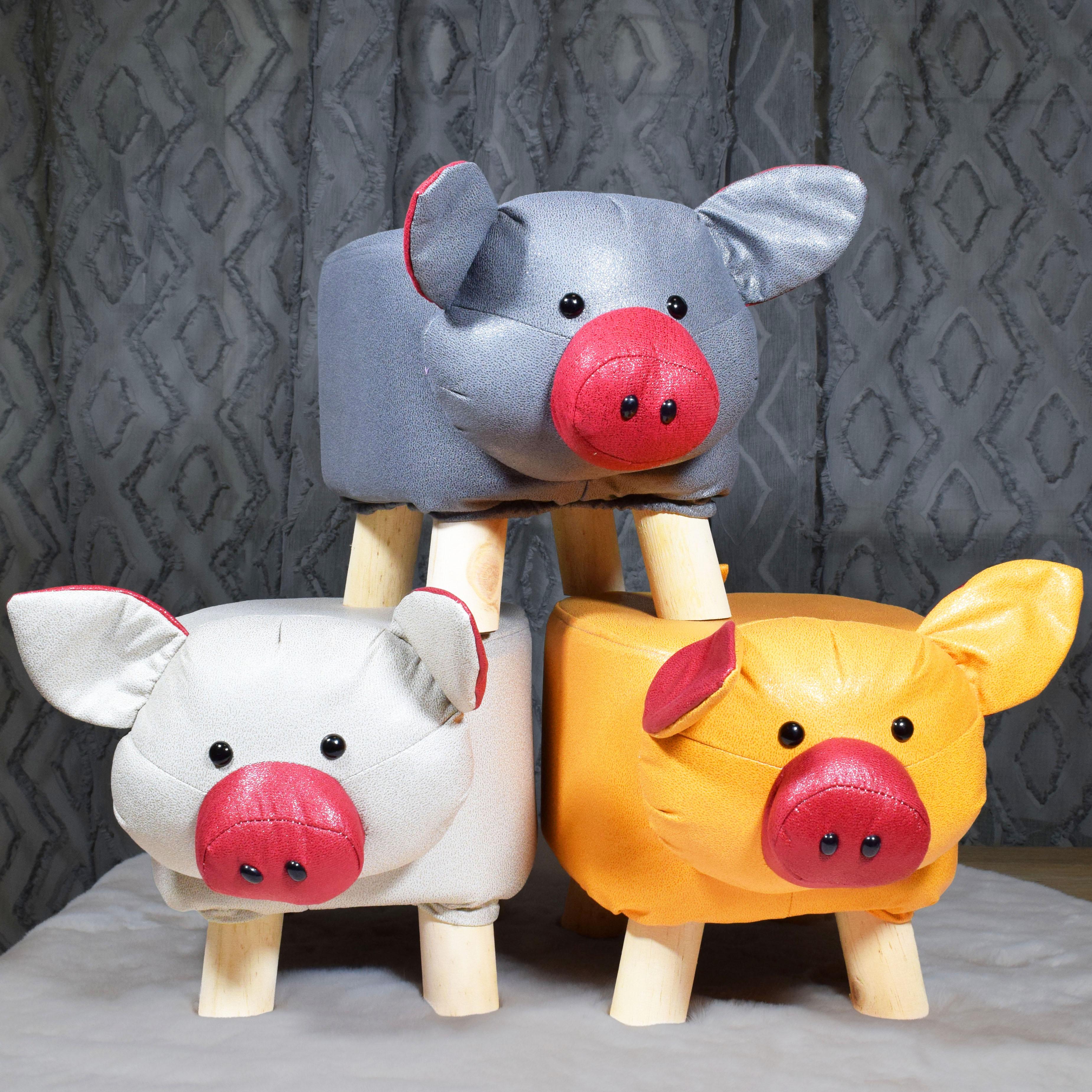 GD LOVES YOUR HOME Pouf Maialino H25 cm con gambe in legno | Sgabello animaletto imbottito, ideale come poggiapiedi e decoro per cameretta o salotto – 39 × 23 × 25 cm – 3 colori: Beige, Grigio, Giallo